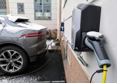 Lading av en elbil i Trondheim